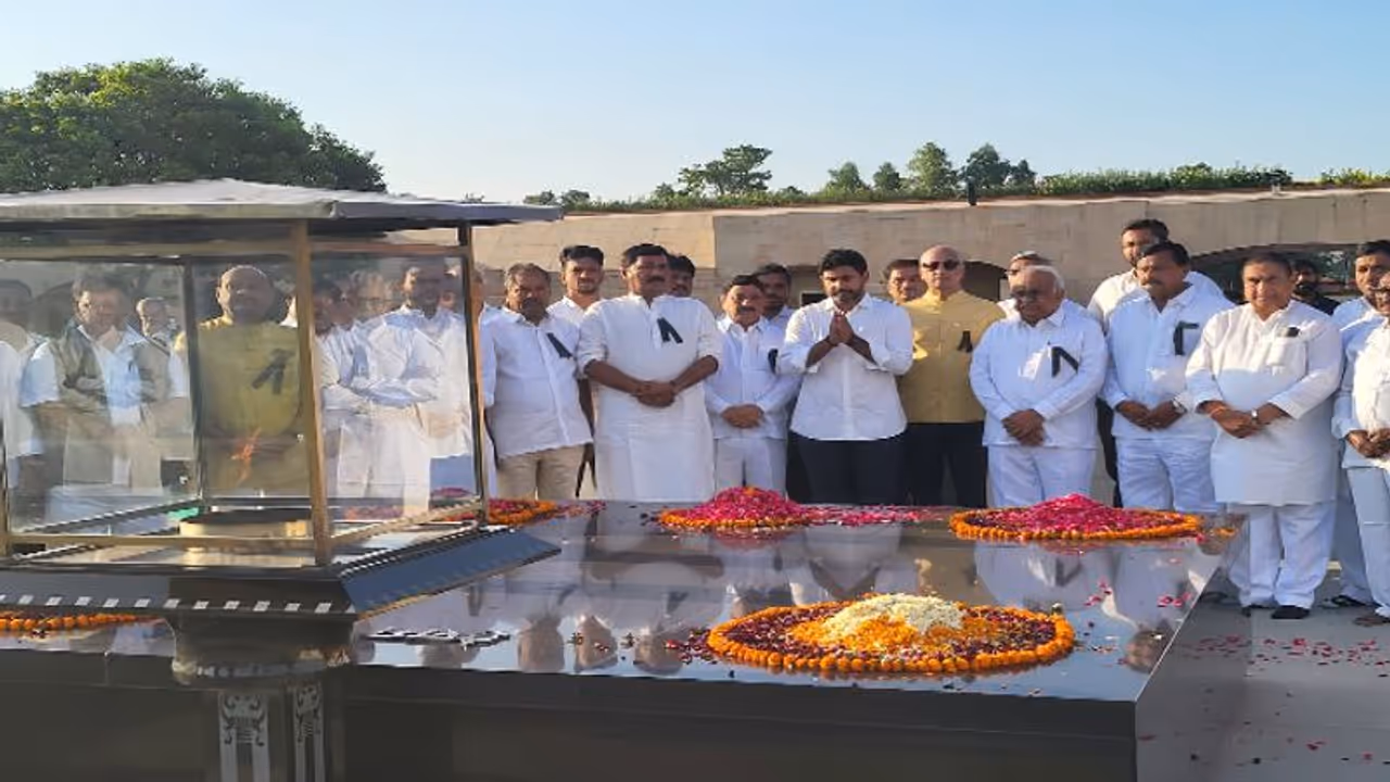 చంద్రబాబు అరెస్ట్పై నిరసన.. రాజ్ ఘాట్ వద్ద లోకేష్, టీడీపీ నేతల మౌన దీక్ష.. చంద్రబాబు అరెస్ట్పై నిరసన.. రాజ్ ఘాట్ వద్ద లోకేష్, టీడీపీ నేతల మౌన దీక్ష..