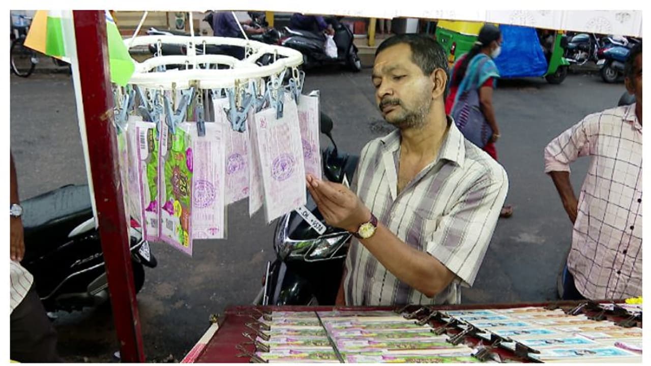 തിരുവോണം ബമ്പർ: പോയാൽ 500, അടിച്ചാൽ 25 കോടി; ഇതുവരെ വിറ്റത് 71.5 ലക്ഷം ടിക്കറ്റുകൾ, സർവകാല റെക്കോർഡ്