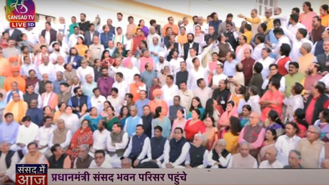 పార్లమెంట్ పాత భవనం వద్ద ఫొటో సెషన్.. స్పృహతప్పి పడిపోయిన బీజేపీ ఎంపీ నరహరి.. పార్లమెంట్ పాత భవనం వద్ద ఫొటో సెషన్.. స్పృహతప్పి పడిపోయిన బీజేపీ ఎంపీ నరహరి..