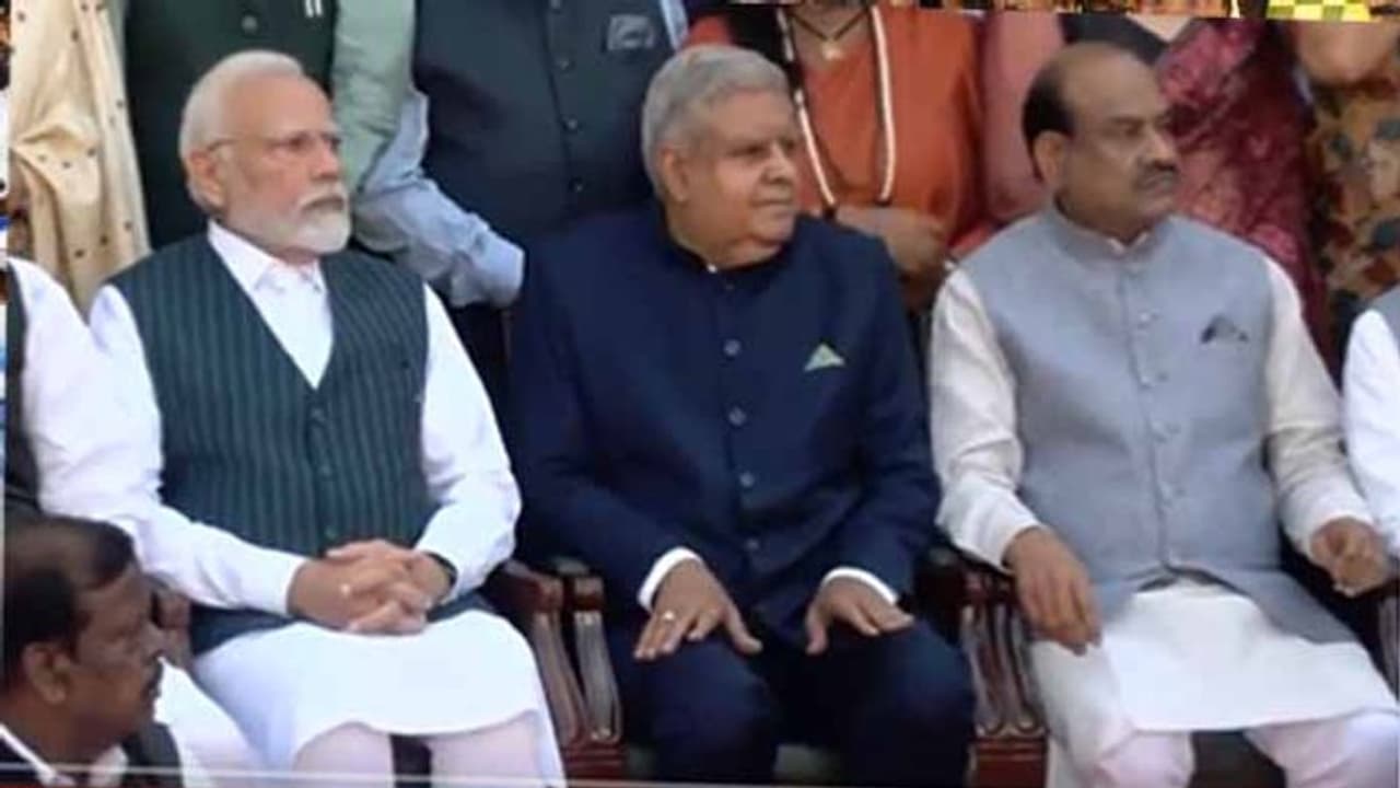 పార్లమెంట్ భవనం వద్ద ఫోటో సెషన్: పాల్గొన్న ప్రధాని మోడీ సహా పలు పార్టీల ఎంపీలు పార్లమెంట్ భవనం వద్ద ఫోటో సెషన్: పాల్గొన్న ప్రధాని మోడీ సహా పలు పార్టీల ఎంపీలు