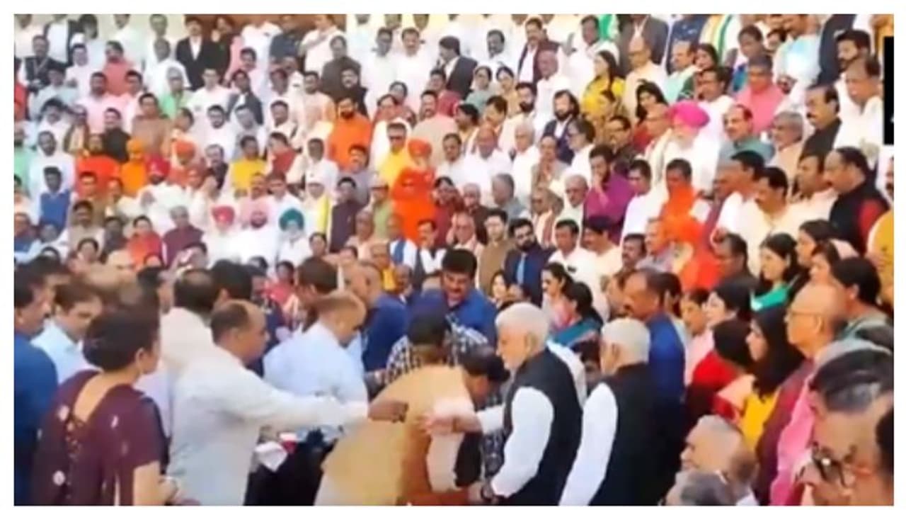 പാർലമെന്റിൽ ഫോട്ടോ സെഷനിടെ ബിജെപി എംപി കുഴഞ്ഞുവീണു പാർലമെന്റിൽ ഫോട്ടോ സെഷനിടെ ബിജെപി എംപി കുഴഞ്ഞുവീണു