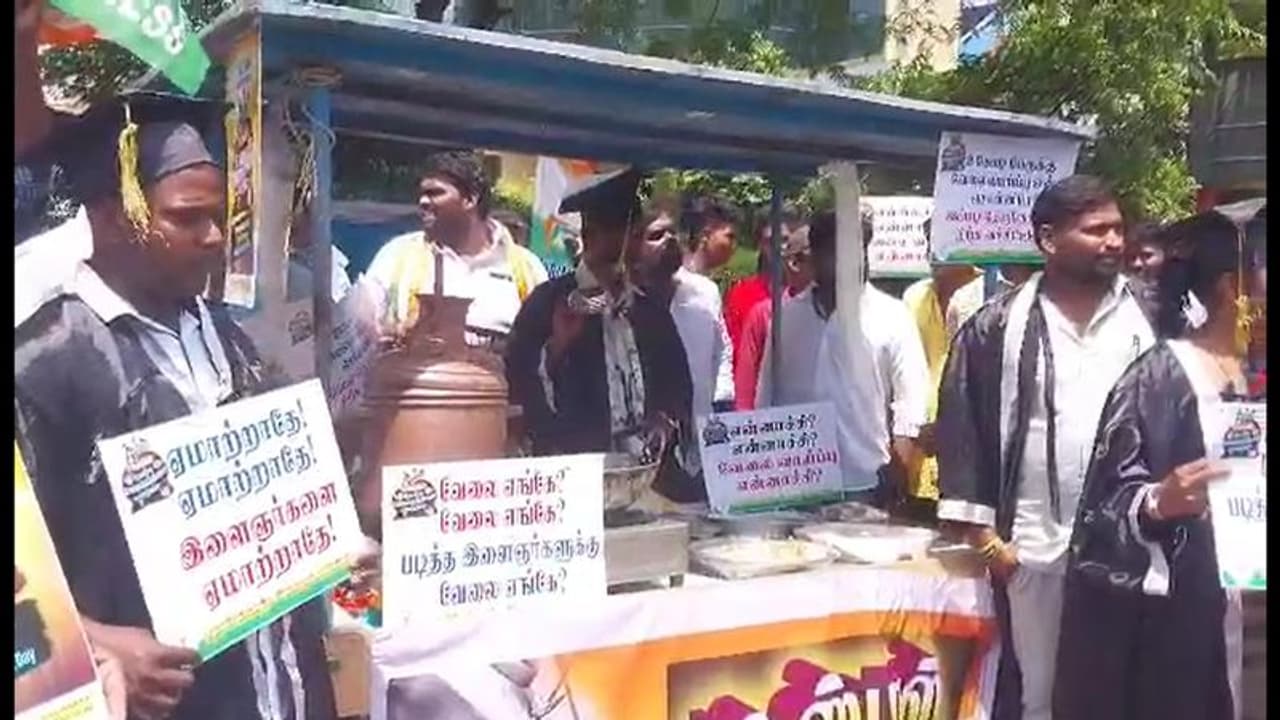 வேலையின்மையால் திண்டாடும் இளைஞர்கள்; பஜ்ஜி, போண்டா விற்ற காங்கிரசார் ஆர்ப்பாட்டம்