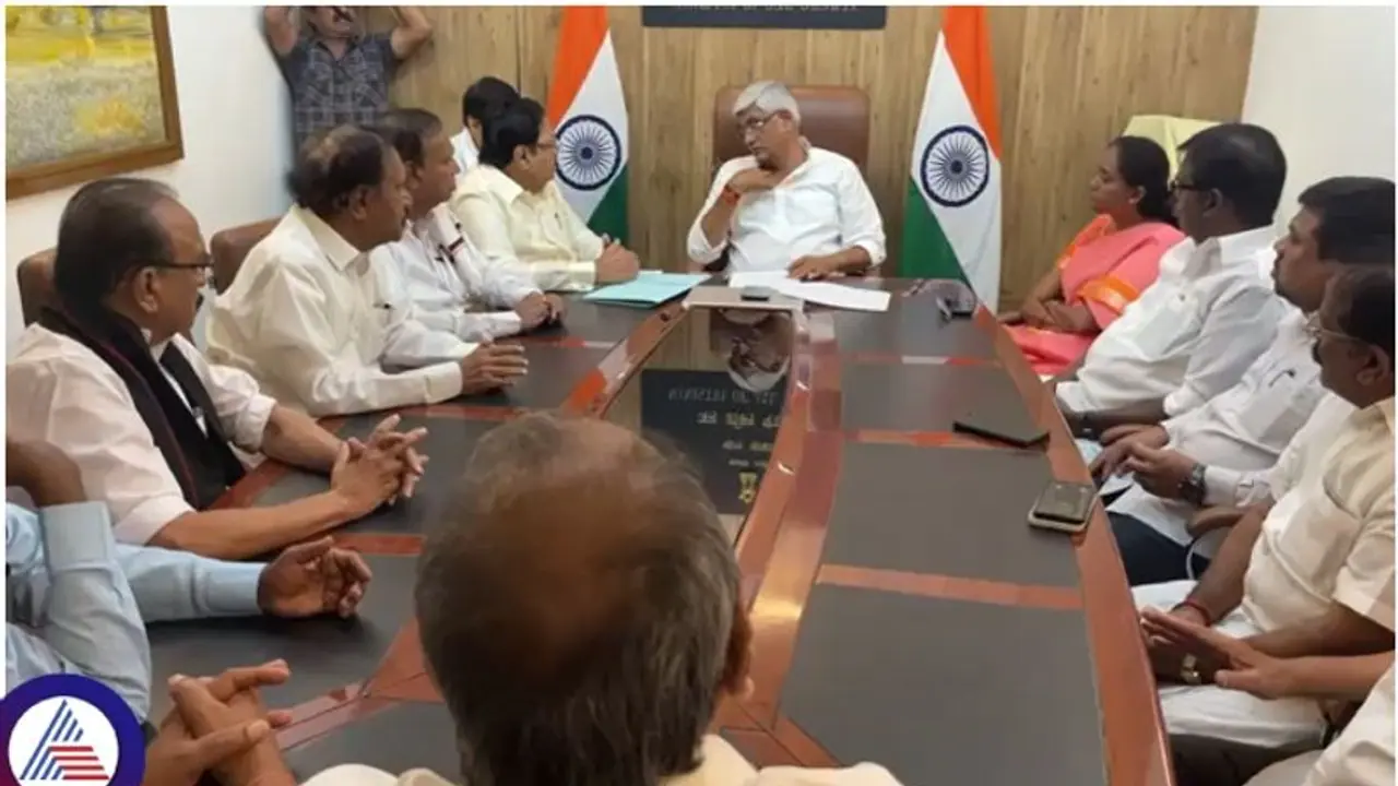 ಕಾವೇರಿ ನೀರಿಗಾಗಿ ಕೇಂದ್ರ ಜಲಶಕ್ತಿ ಸಚಿವರನ್ನು ಭೇಟಿಯಾದ ತಮಿಳುನಾಡು ಸಂಸದರು ಕಾವೇರಿ ನೀರಿಗಾಗಿ ಕೇಂದ್ರ ಜಲಶಕ್ತಿ ಸಚಿವರನ್ನು ಭೇಟಿಯಾದ ತಮಿಳುನಾಡು ಸಂಸದರು