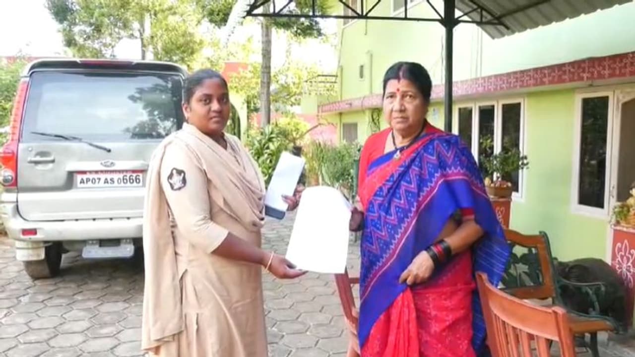 గుంటూరులో ఉద్రిక్తత... మహిళా కమీషన్ మాజీ ఛైర్ పర్సన్ హౌస్ అరెస్ట్ (వీడియో) గుంటూరులో ఉద్రిక్తత... మహిళా కమీషన్ మాజీ ఛైర్ పర్సన్ హౌస్ అరెస్ట్ (వీడియో)