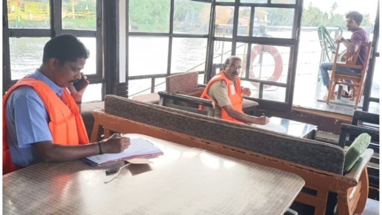 ബോട്ടുകളുടെ ക്രമക്കേട് കണ്ടെത്താന് പരിശോധന; 11 ഹൗസ് ബോട്ടുകള്ക്ക് പിഴ, ഒരു ബോട്ട് പിടിച്ചെടുത്തു ബോട്ടുകളുടെ ക്രമക്കേട് കണ്ടെത്താന് പരിശോധന; 11 ഹൗസ് ബോട്ടുകള്ക്ക് പിഴ, ഒരു ബോട്ട് പിടിച്ചെടുത്തു