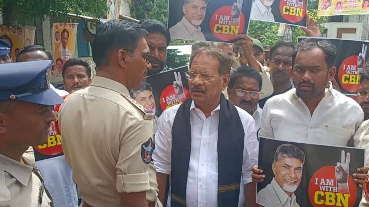 వాడో పిచ్చిపట్టిన కుక్క... దుష్ట పాలనలో దైవ దర్శనానికీ అనుమతులు..!: జగన్ పై బుద్దా, నక్కా సీరియస్ (వీడియో) వాడో పిచ్చిపట్టిన కుక్క... దుష్ట పాలనలో దైవ దర్శనానికీ అనుమతులు..!: జగన్ పై బుద్దా, నక్కా సీరియస్ (వీడియో)