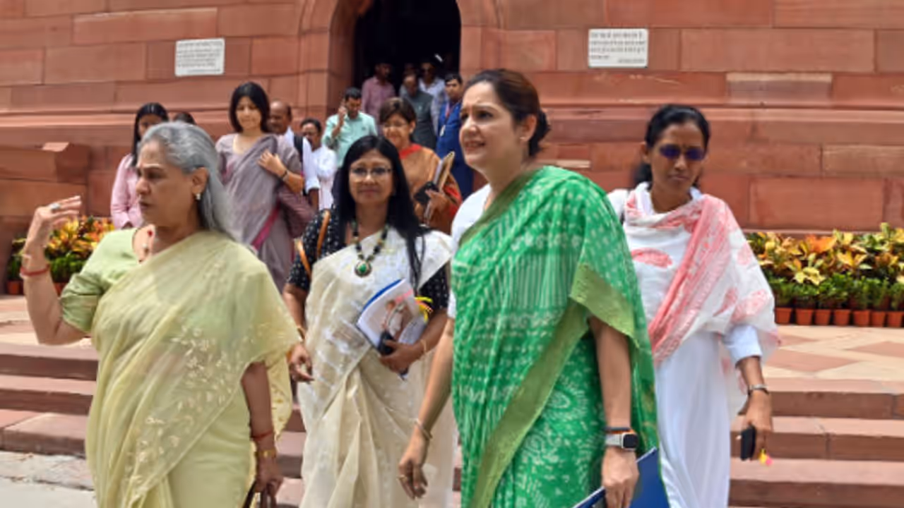 బిగ్ అప్డేట్.. డీలిమిటేషన్ తర్వాతే అమల్లోకి మహిళా రిజర్వేషన్ బిల్లు.. కీలక అంశాలు ఇవే.. బిగ్ అప్డేట్.. డీలిమిటేషన్ తర్వాతే అమల్లోకి మహిళా రిజర్వేషన్ బిల్లు.. కీలక అంశాలు ఇవే..