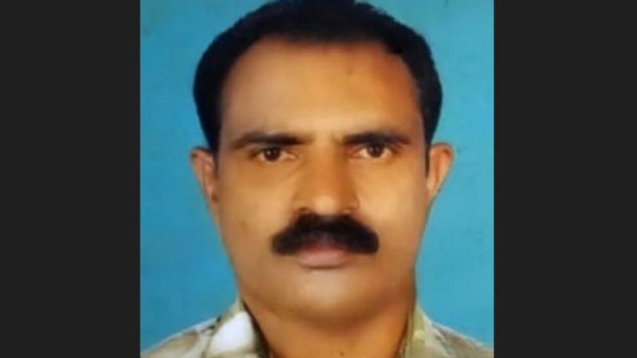 ഫോണ് ലൊക്കേഷൻ കേന്ദ്രീകരിച്ച് അന്വേഷണം; കാണാതായ താമരശ്ശേരി സ്വദേശിയെ ലോഡ്ജിൽ മരിച്ച നിലയില് കണ്ടെത്തി ഫോണ് ലൊക്കേഷൻ കേന്ദ്രീകരിച്ച് അന്വേഷണം; കാണാതായ താമരശ്ശേരി സ്വദേശിയെ ലോഡ്ജിൽ മരിച്ച നിലയില് കണ്ടെത്തി