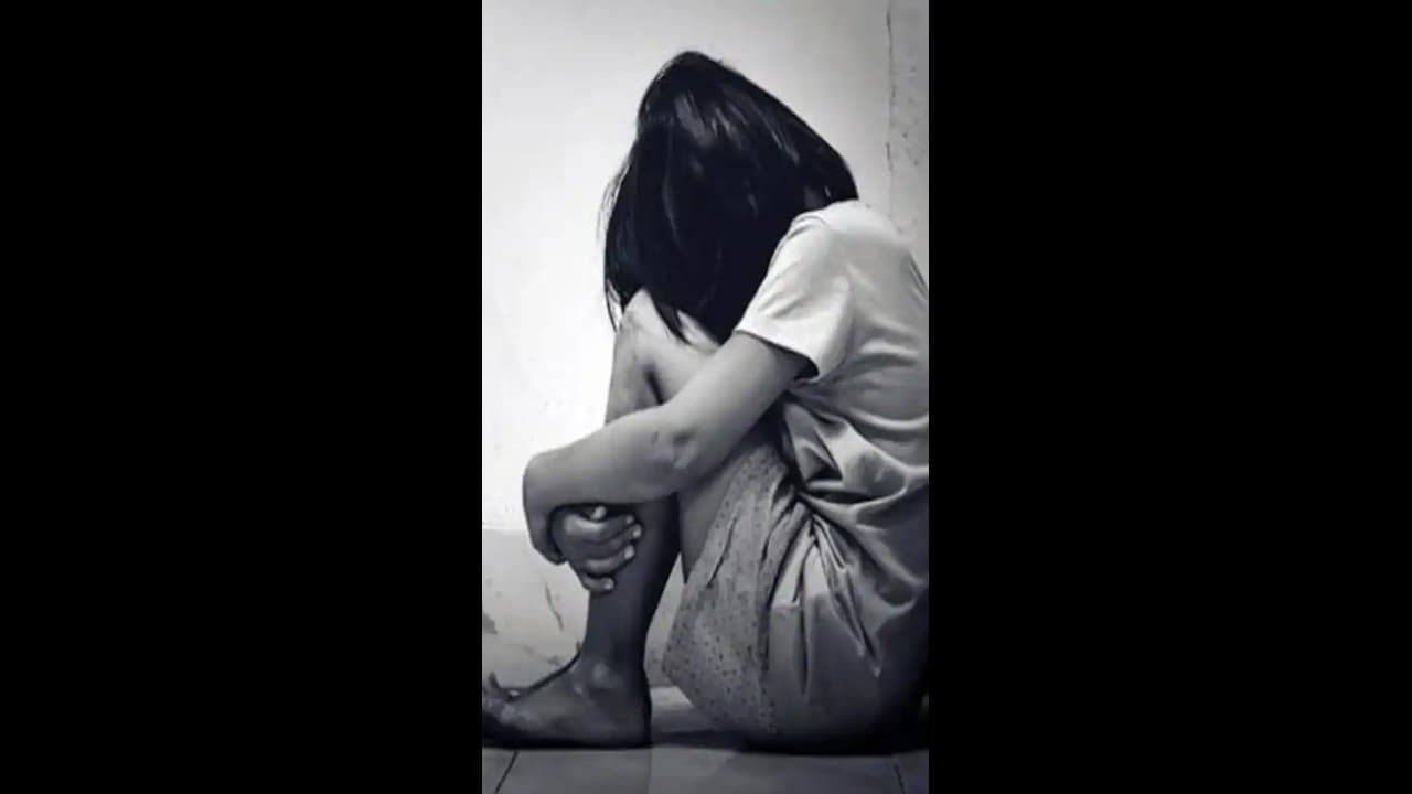 దారుణం.. కత్తితో బెదిరించి మైనర్ పై యువకుడి అత్యాచారం.. 