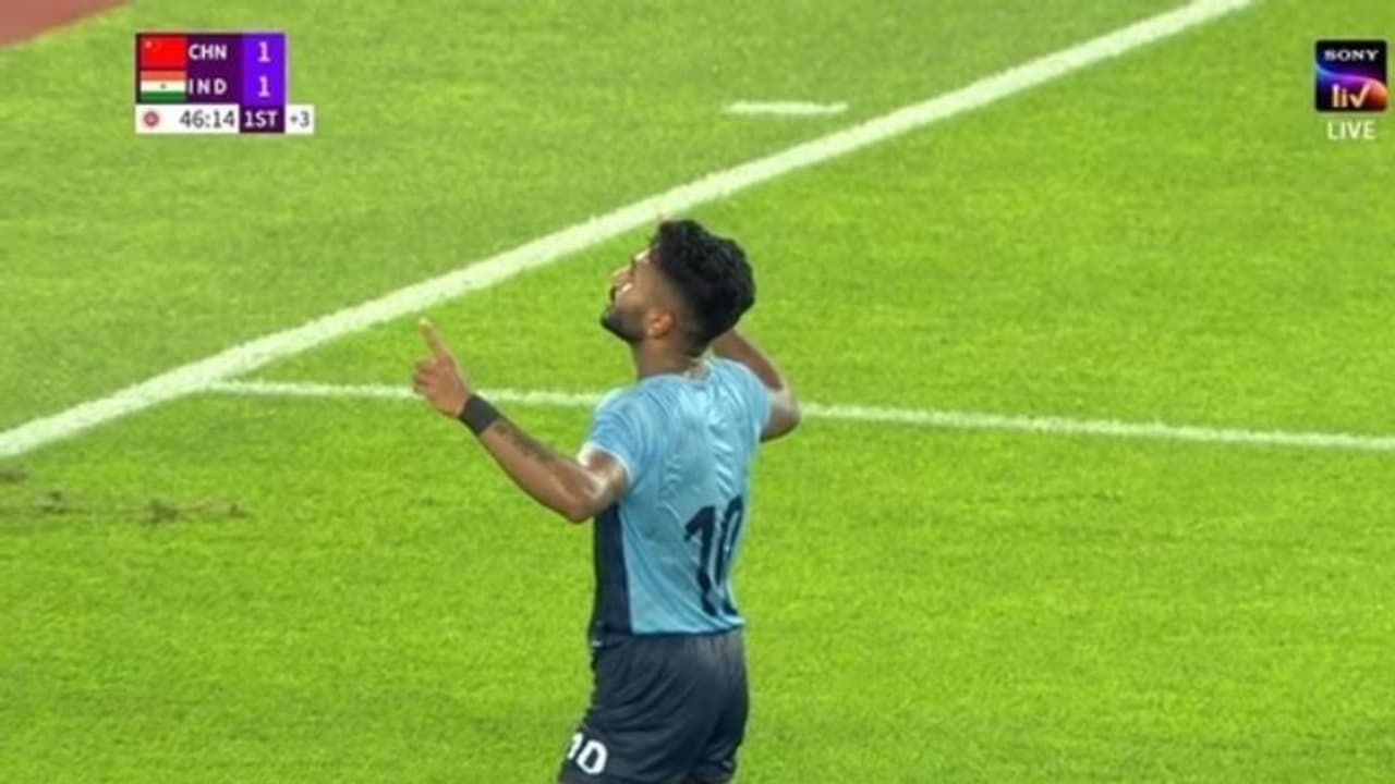 അസാധ്യ ആംഗിളില് നിന്ന് ഗോളടിച്ച് ചൈനയെ ഞെട്ടിച്ച് മലയാളി താരം രാഹുല് കെ പി, കാണാം വണ്ടര് ഗോള് അസാധ്യ ആംഗിളില് നിന്ന് ഗോളടിച്ച് ചൈനയെ ഞെട്ടിച്ച് മലയാളി താരം രാഹുല് കെ പി, കാണാം വണ്ടര് ഗോള്