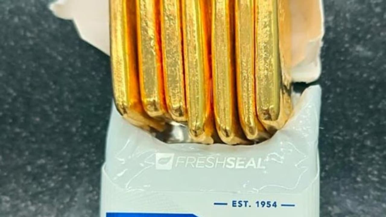 സിഗരറ്റ് പാക്കറ്റുമായി വിമാനത്താവളത്തിലിറങ്ങി, പരിശോധിച്ച കസ്റ്റംസ് ഉദ്യോഗസ്ഥര് ഞെട്ടി, ഒടുവില് അറസ്റ്റ് സിഗരറ്റ് പാക്കറ്റുമായി വിമാനത്താവളത്തിലിറങ്ങി, പരിശോധിച്ച കസ്റ്റംസ് ഉദ്യോഗസ്ഥര് ഞെട്ടി, ഒടുവില് അറസ്റ്റ്