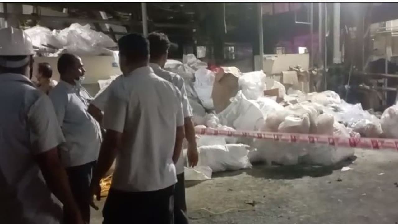 കൊച്ചിയിൽ നീറ്റ ജലാറ്റിൻ കമ്പനിയിൽ പൊട്ടിത്തെറി, ഒരു മരണം, 4 പേര്ക്ക് പരിക്ക് കൊച്ചിയിൽ നീറ്റ ജലാറ്റിൻ കമ്പനിയിൽ പൊട്ടിത്തെറി, ഒരു മരണം, 4 പേര്ക്ക് പരിക്ക്