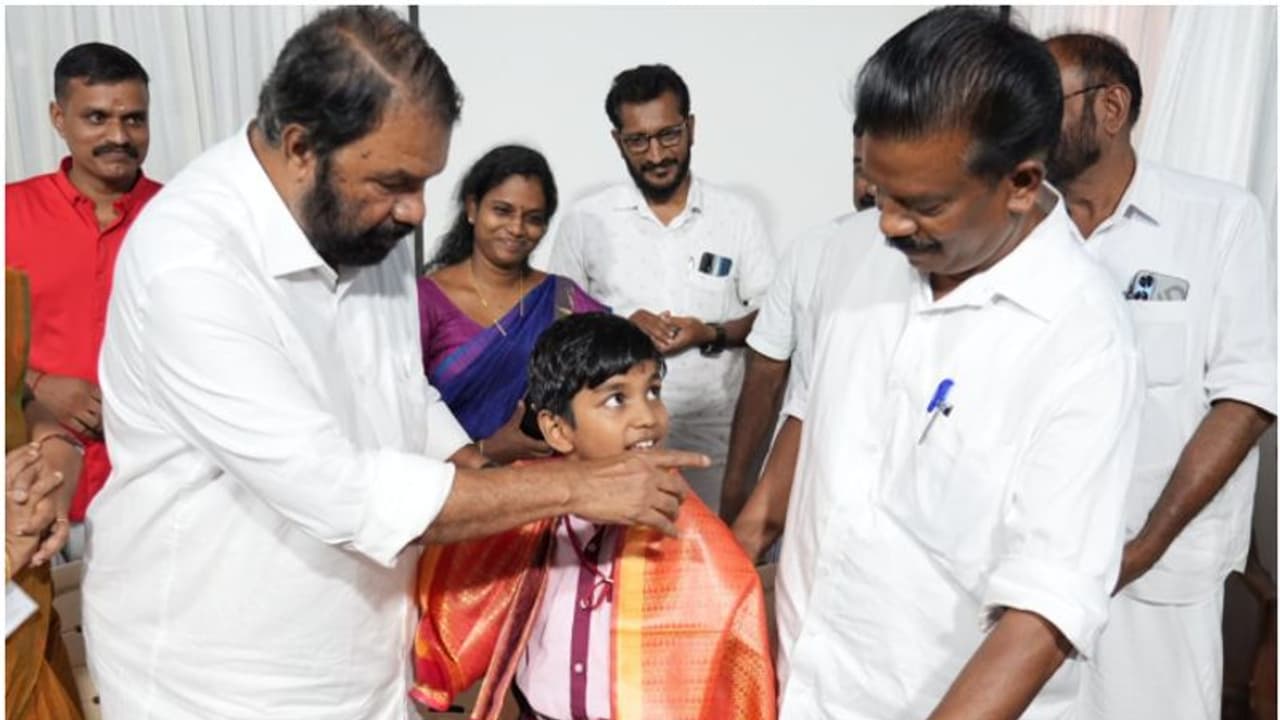 സേതുമാധവനോട് അന്ന് പറഞ്ഞ വാക്ക്, ശേഷം ആദ്യമായി തൃശൂരിലെത്തിയപ്പോൾ വാക്ക് പാലിച്ച് വിദ്യാഭ്യാസ മന്ത്രി! സേതുമാധവനോട് അന്ന് പറഞ്ഞ വാക്ക്, ശേഷം ആദ്യമായി തൃശൂരിലെത്തിയപ്പോൾ വാക്ക് പാലിച്ച് വിദ്യാഭ്യാസ മന്ത്രി!