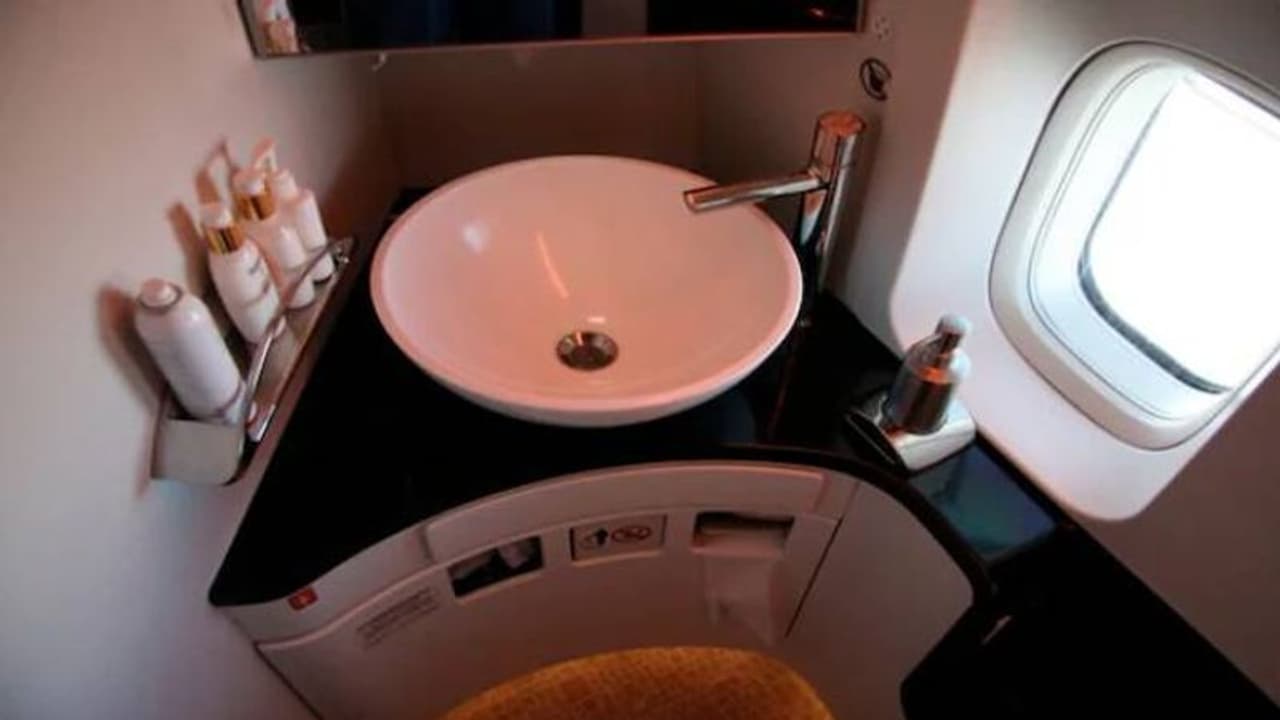 14 കാരിയുടെ ചിത്രങ്ങൾ പകർത്താൻ ടോയ്‍ലെറ്റ് സീറ്റിൽ ഐഫോൺ ഒളിപ്പിച്ചു, വിമാനത്തിലെ ജീവനക്കാരനെതിരെ ആരോപണം