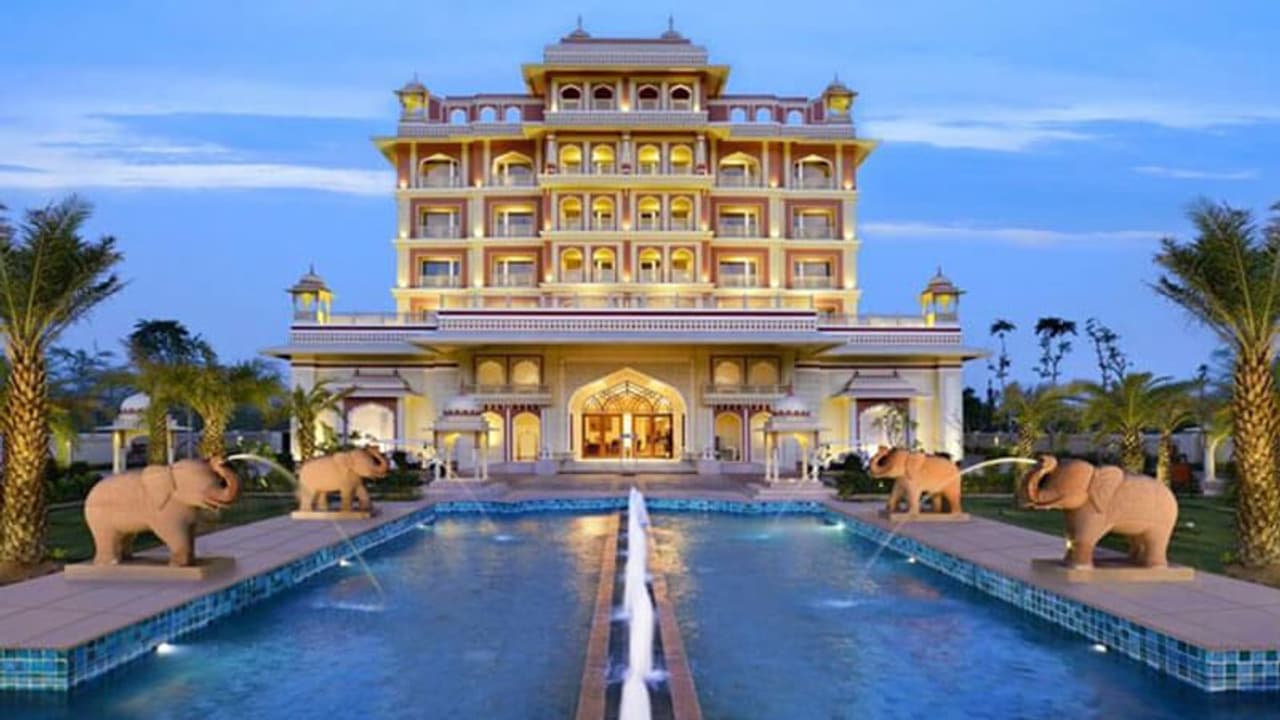 ஒரு நாள் தங்கவே ரூ.4 லட்சம்.! இந்தியாவில் உள்ள மிகவும் விலையுயர்ந்த ராயல் ஹோட்டல்கள் இவை தான்..