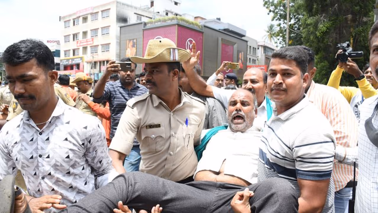 ಕದ್ದು ಮುಚ್ಚಿ ನೀರು ಬಿಡುತ್ತಿರುವ ಸರ್ಕಾರ ಕ್ರಮ ಖಂಡಿಸಿ ರೈತರಿಂದ ಪ್ರತಿಭಟನೆ ಕದ್ದು ಮುಚ್ಚಿ ನೀರು ಬಿಡುತ್ತಿರುವ ಸರ್ಕಾರ ಕ್ರಮ ಖಂಡಿಸಿ ರೈತರಿಂದ ಪ್ರತಿಭಟನೆ