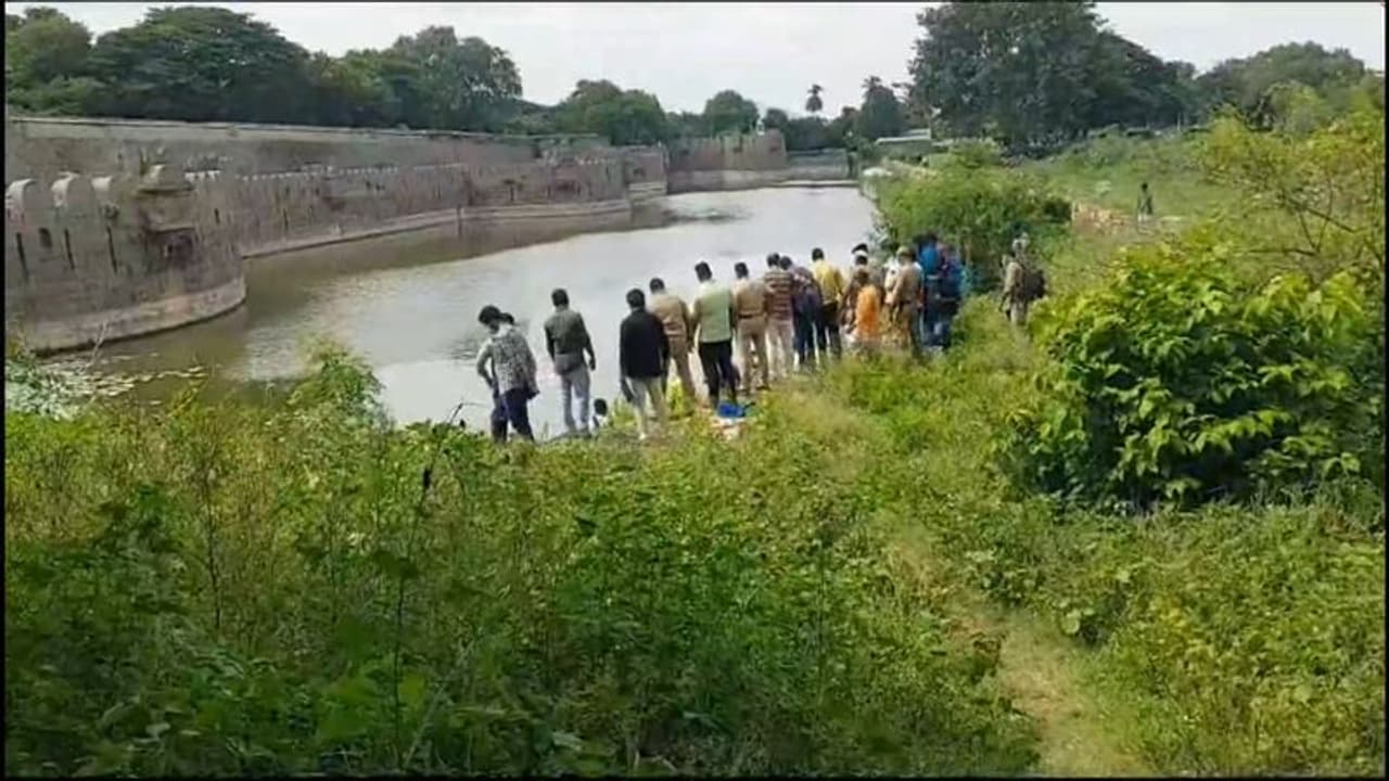 வேலூர் கோட்டையில் மிதந்த ஆண் சடலம்; பொதுமக்கள் அச்சம் அதிகாரிகள் விசாரணை