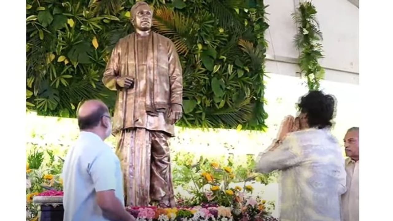 వెంకయ్యనాయుడు చేతుల మీదుగా ఏఎన్నార్ విగ్రహావిష్కరణ.. నాగార్జునకి ఎమోషనల్ మూమెంట్ వెంకయ్యనాయుడు చేతుల మీదుగా ఏఎన్నార్ విగ్రహావిష్కరణ.. నాగార్జునకి ఎమోషనల్ మూమెంట్