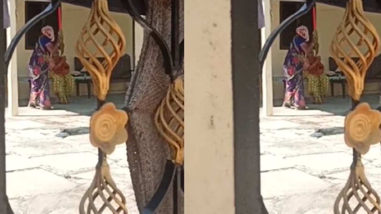 వృద్దురాలిని చీపురుతో చితకబాదిన కసాయి కోడలు... ఎంత అమానుషం..! (వీడియో) వృద్దురాలిని చీపురుతో చితకబాదిన కసాయి కోడలు... ఎంత అమానుషం..! (వీడియో)