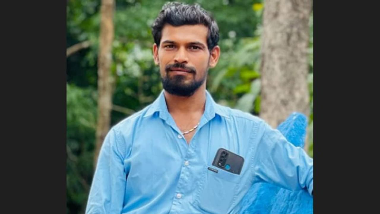 കോഴിക്കോട് ജെസിബിയും ബൈക്കും കൂട്ടിയിടിച്ചു; യുവാവിന് ദാരുണാന്ത്യം കോഴിക്കോട് ജെസിബിയും ബൈക്കും കൂട്ടിയിടിച്ചു; യുവാവിന് ദാരുണാന്ത്യം