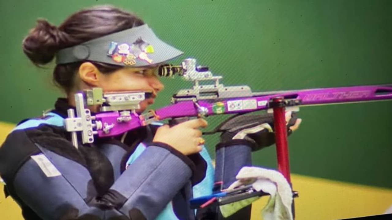 முதல் உலகக் கோப்பையிலேயே துப்பாக்கி சுடுதலில் வெள்ளிப் பதக்கம்: தேசிய சாதனை படைத்த இந்திய வீராங்கனை!