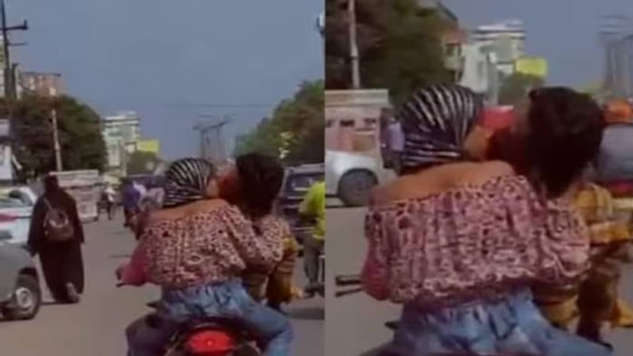 അതിവേ​ഗത്തിൽ കുതിക്കുന്ന ബൈക്ക്, നിർത്താതെ ചുംബിച്ച് യുവതിയും യുവാവും, എന്തിനീ സാഹസമെന്ന് നെറ്റിസൺസ്