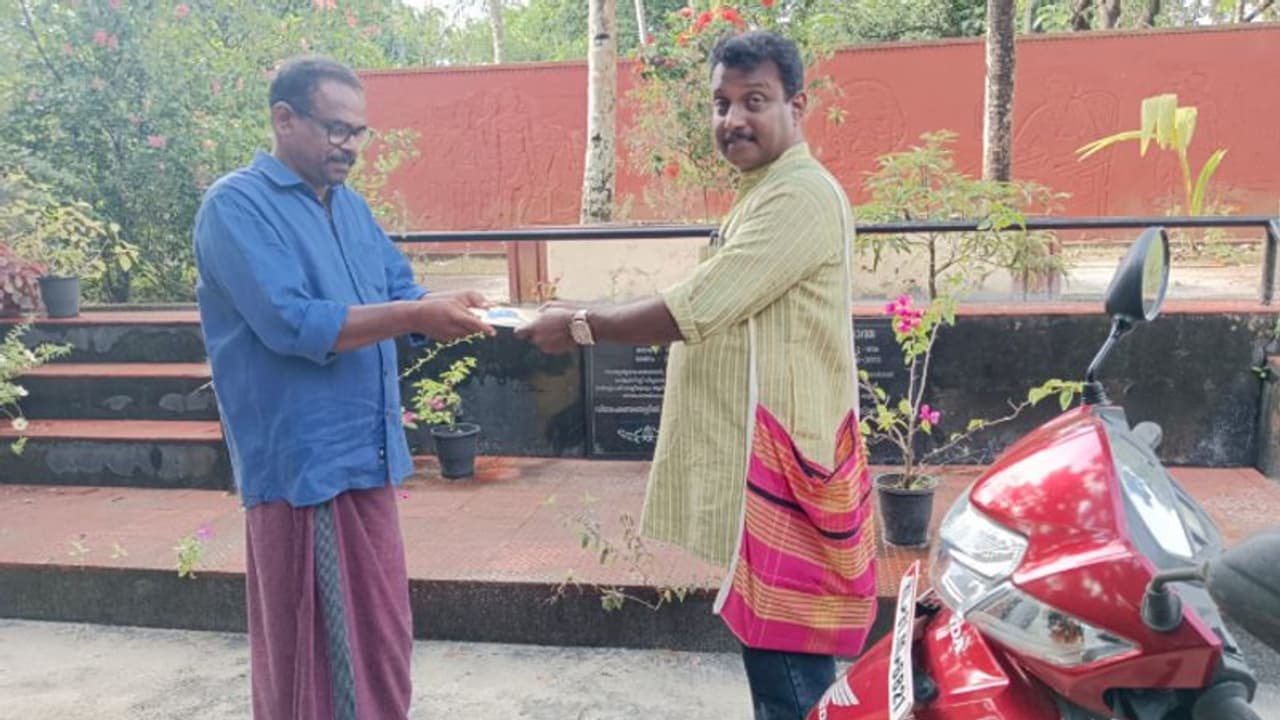 'സ്വയം അച്ചടിച്ച പുസ്തകങ്ങള്, ലക്ഷ്യം നിര്ധന രോഗികളെ സഹായിക്കല്'; പുസ്തകവണ്ടി യാത്രയുമായി കവി 'സ്വയം അച്ചടിച്ച പുസ്തകങ്ങള്, ലക്ഷ്യം നിര്ധന രോഗികളെ സഹായിക്കല്'; പുസ്തകവണ്ടി യാത്രയുമായി കവി