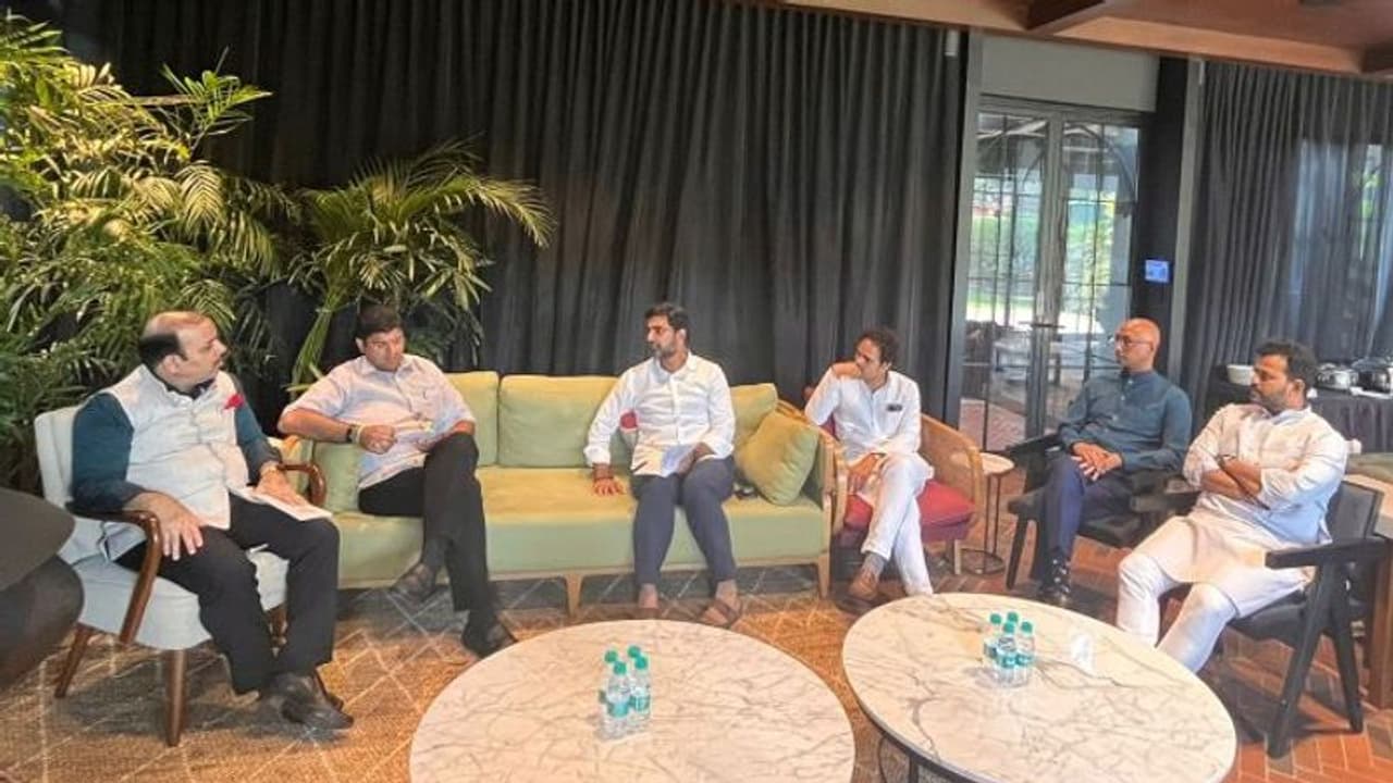 చంద్రబాబు అరెస్ట్... హర్యానా డిప్యూటీ సీఎం, బిఎస్పీ ఎంపీలతో లోకేష్ భేటీ (వీడియో) చంద్రబాబు అరెస్ట్... హర్యానా డిప్యూటీ సీఎం, బిఎస్పీ ఎంపీలతో లోకేష్ భేటీ (వీడియో)