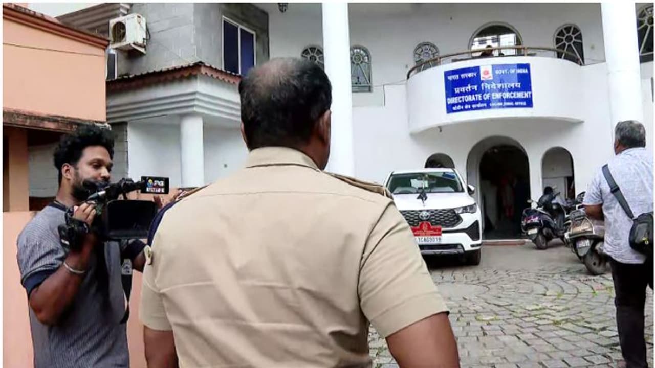 സിപിഎം നേതാവിന്റെ പരാതി; ഇ ഡി ഉദ്യോഗസ്ഥർക്കെതിരെ പൊലീസ് കേസെടുക്കുമോ ? സിപിഎം നേതാവിന്റെ പരാതി; ഇ ഡി ഉദ്യോഗസ്ഥർക്കെതിരെ പൊലീസ് കേസെടുക്കുമോ ?