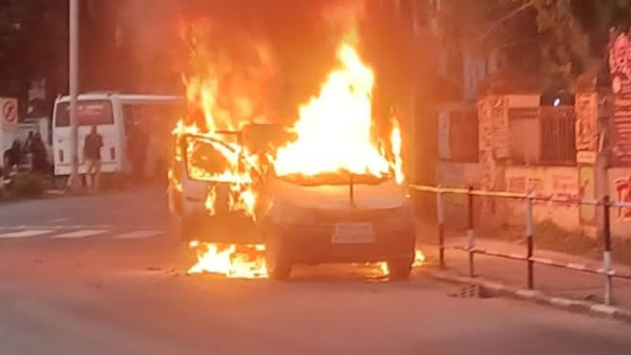 വെള്ളയമ്പലത്ത് ഉന്നത പൊലീസ് ഉദ്യോഗസ്ഥന്റെ ഔദ്യോഗിക കാർ ഓടിക്കൊണ്ടിരിക്കെ കത്തിയമർന്നു