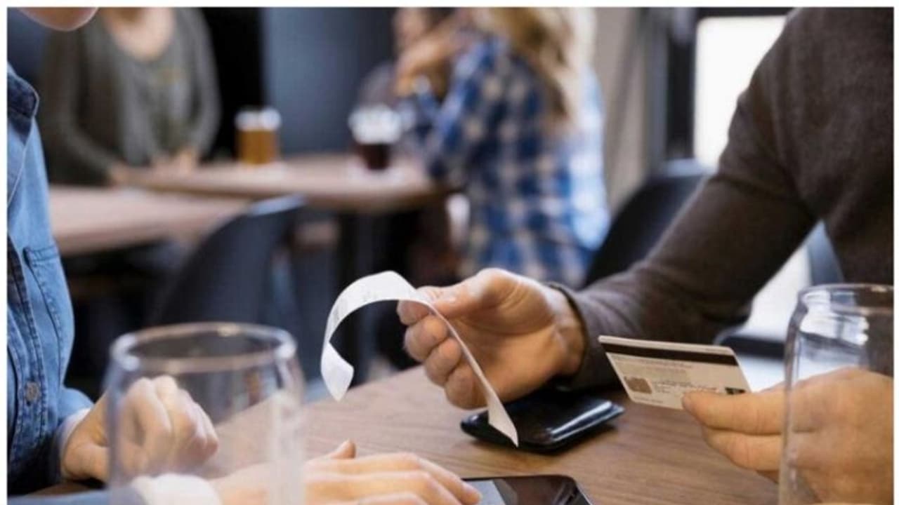 ഭക്ഷണം കഴിച്ചുകഴിഞ്ഞ് ബില്ല് കണ്ടപ്പോൾ ഞെട്ടി, പൊലീസിനെ വിളിച്ചു; ഒടുവിൽ ചെറിയൊരു ഡിസ്കൗണ്ടുമായി റസ്റ്റോറന്റ് ഭക്ഷണം കഴിച്ചുകഴിഞ്ഞ് ബില്ല് കണ്ടപ്പോൾ ഞെട്ടി, പൊലീസിനെ വിളിച്ചു; ഒടുവിൽ ചെറിയൊരു ഡിസ്കൗണ്ടുമായി റസ്റ്റോറന്റ്