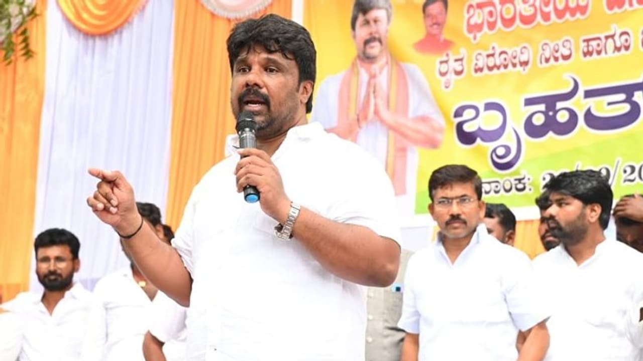 ಯಾದಗಿರಿ: ಬಿಜೆಪಿ ಮುಖಂಡರ ಮೇಲೆ ಸುಳ್ಳು ಕೇಸ್, ರಾಜ್ಯ ಸರ್ಕಾರದ ವಿರುದ್ಧ ರಾಜೂಗೌಡ ಕಿಡಿ ಯಾದಗಿರಿ: ಬಿಜೆಪಿ ಮುಖಂಡರ ಮೇಲೆ ಸುಳ್ಳು ಕೇಸ್, ರಾಜ್ಯ ಸರ್ಕಾರದ ವಿರುದ್ಧ ರಾಜೂಗೌಡ ಕಿಡಿ