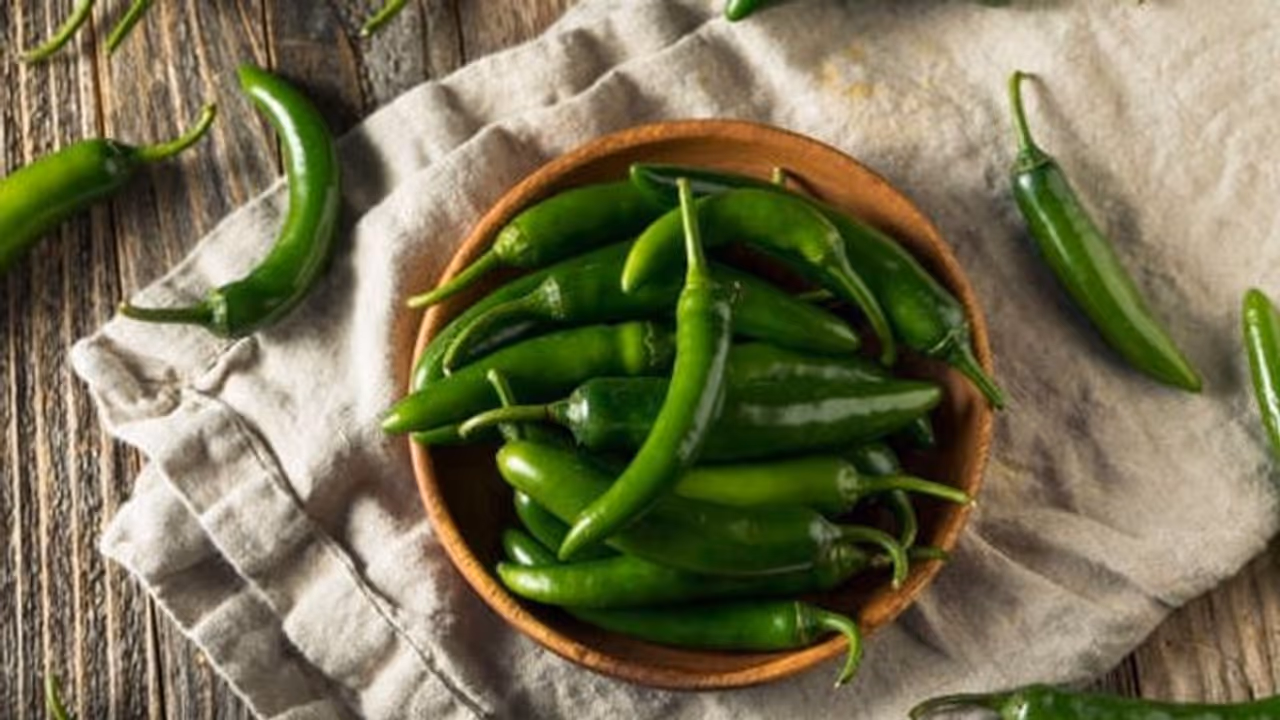 Health Bounty: 5 phenomenal benefits of consuming Green Chillies in daily diet Health Bounty: 5 phenomenal benefits of consuming Green Chillies in daily diet