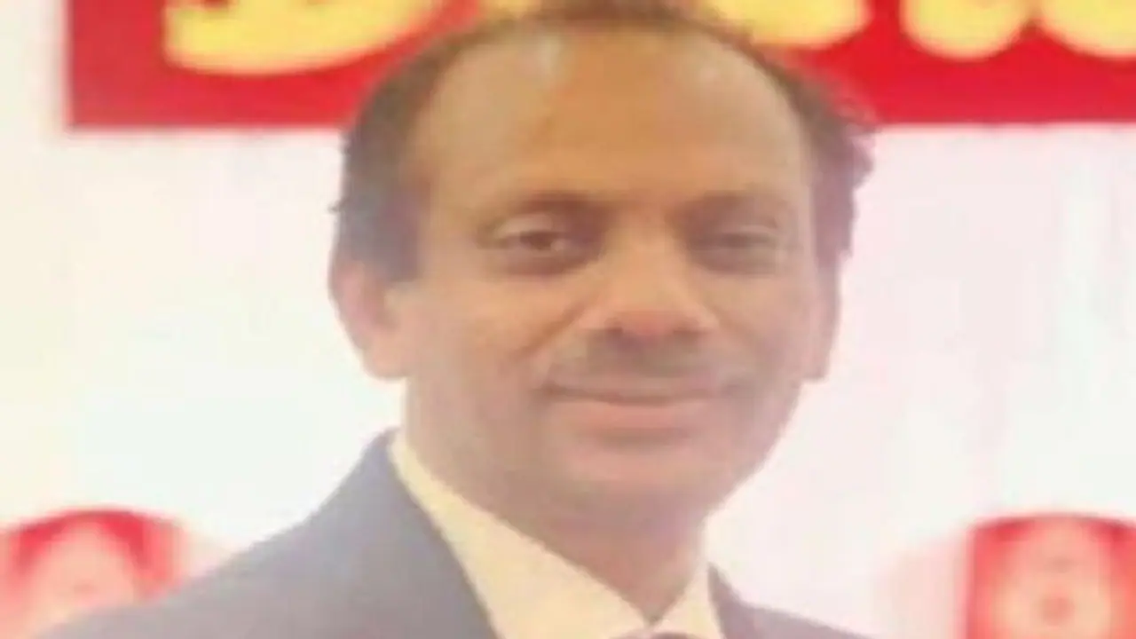 ಚಿಕ್ಕಮಗಳೂರು: ಮಹಿಳೆಯೊಂದಿಗೆ ಏಕಾಂತದಲ್ಲಿದ್ದ ವೇಳೆ ಸಿಕ್ಕಿಬಿದ್ದು ಹಿಗ್ಗಾಮುಗ್ಗಾ ಒದೆ ತಿಂದ ಡಾಕ್ಟರ್..! ಚಿಕ್ಕಮಗಳೂರು: ಮಹಿಳೆಯೊಂದಿಗೆ ಏಕಾಂತದಲ್ಲಿದ್ದ ವೇಳೆ ಸಿಕ್ಕಿಬಿದ್ದು ಹಿಗ್ಗಾಮುಗ್ಗಾ ಒದೆ ತಿಂದ ಡಾಕ್ಟರ್..!