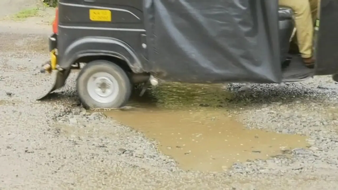 రోడ్డు మీద గుంతలు మంచివే.. ప్రాణాలు కాపాడతాయి.. నమ్మడం లేదా? ఇది చదవండి... రోడ్డు మీద గుంతలు మంచివే.. ప్రాణాలు కాపాడతాయి.. నమ్మడం లేదా? ఇది చదవండి...