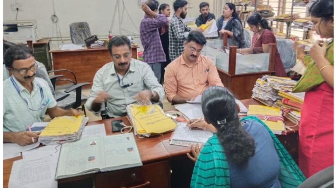 ആനുകൂല്യ വിതരണത്തില് ക്രമക്കേട്, സാധനങ്ങള് കാണാനില്ല; സംസ്ഥാനത്തെ 65 സര്ക്കാര് ഓഫീസുകളില് ഒരേസമയം പരിശോധന ആനുകൂല്യ വിതരണത്തില് ക്രമക്കേട്, സാധനങ്ങള് കാണാനില്ല; സംസ്ഥാനത്തെ 65 സര്ക്കാര് ഓഫീസുകളില് ഒരേസമയം പരിശോധന