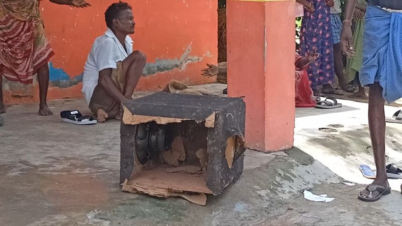 4 நாட்களாக தேடப்பட்ட 2 வயது குழந்தை ஸ்பீக்கர் பெட்டியில் சடலமாக மீட்பு; உறவினர்கள் கதறல்