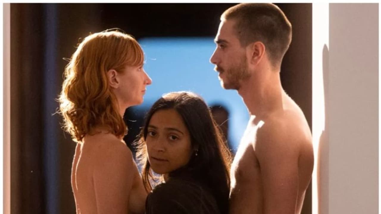 ആര്‍ട്ട് എക്സിബിഷനിലേക്ക് കയറാന്‍ നഗ്നമോഡലുകള്‍ക്കിടയിലൂടെ 'മുട്ടിയുരുമ്മി' കടക്കണം ! 