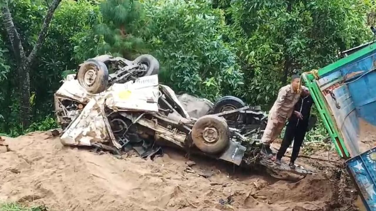 ఘోర ప్రమాదం.. లోయలో పడ్డ కారుపై పడిన ట్రక్కు.. 8 మంది మృతి ఘోర ప్రమాదం.. లోయలో పడ్డ కారుపై పడిన ట్రక్కు.. 8 మంది మృతి