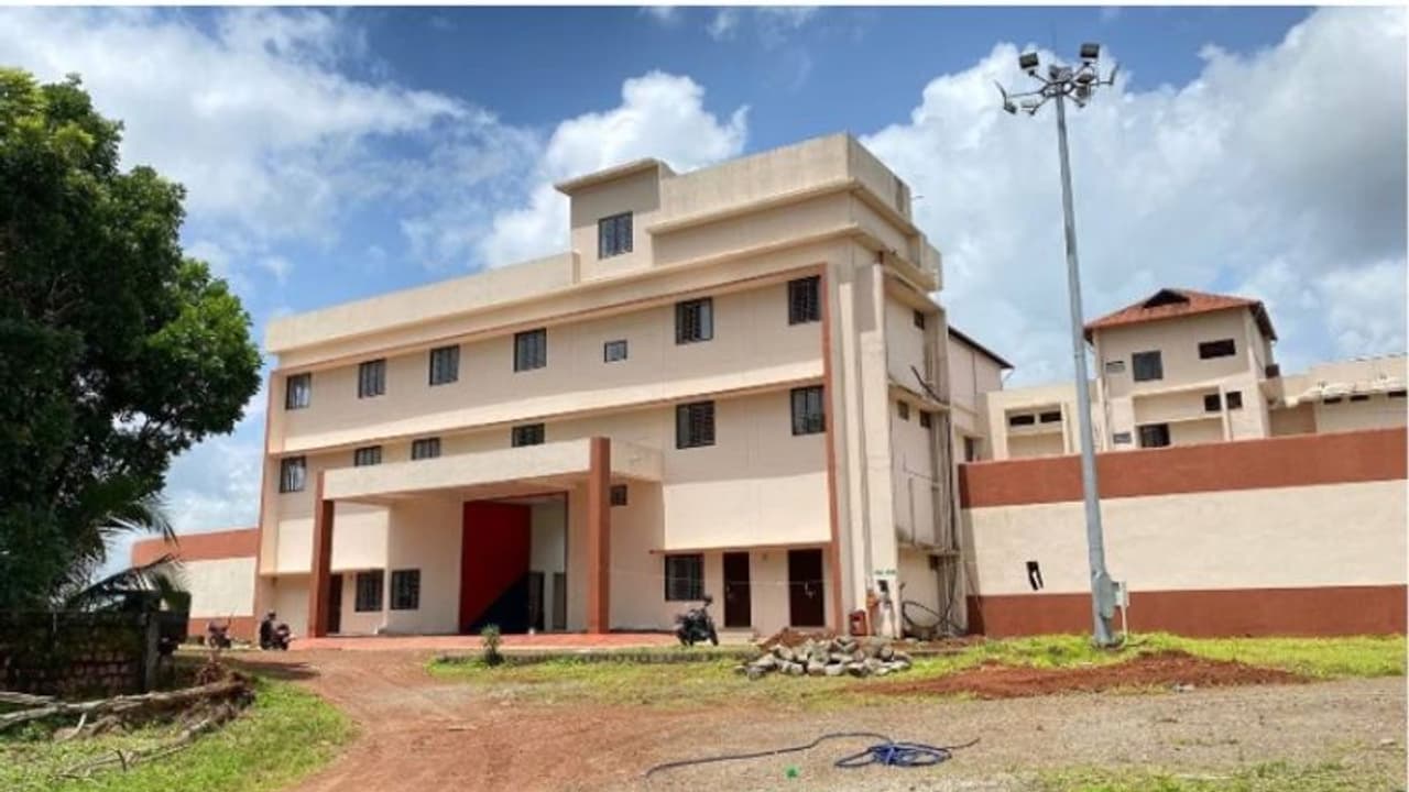 ജയിലിന് പുറത്ത് ചുറ്റിത്തിരിഞ്ഞ് നാലംഗ സംഘം, എല്ലാവരും ഇടക്കാല ജാമ്യത്തിലിറങ്ങിവർ; പദ്ധതി പൊളിഞ്ഞതോടെ പിടിയിൽ 