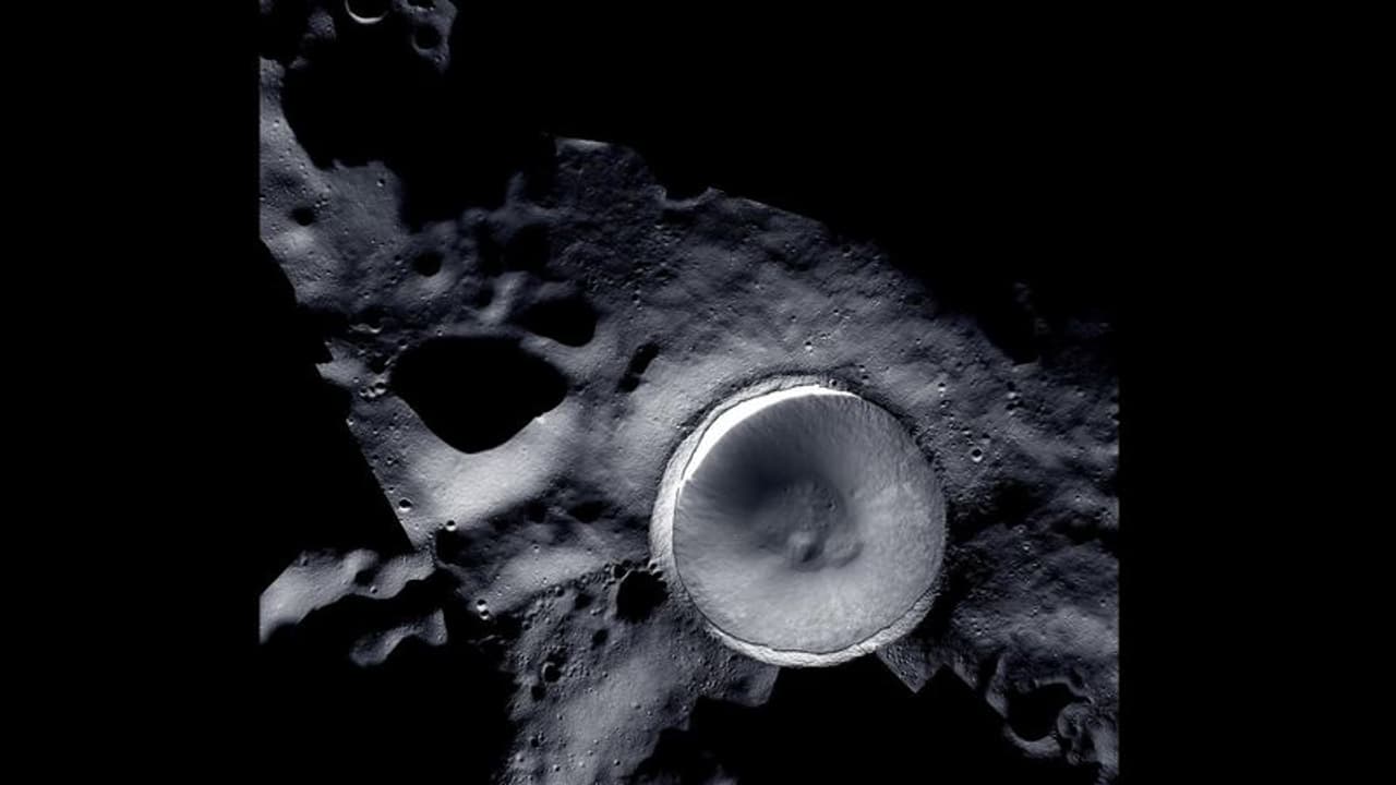 நிலவில் சூரிய வெளிச்சமே படாத தென் துருவப் பகுதியை படம் பிடித்த நாசா விண்கலம்! நிலவில் சூரிய வெளிச்சமே படாத தென் துருவப் பகுதியை படம் பிடித்த நாசா விண்கலம்!