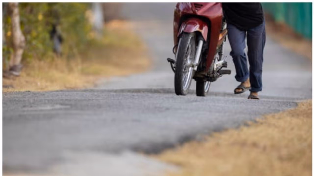 നിങ്ങളുടെ ബൈക്ക് റിസര്വ്വില് എത്ര കിലോമീറ്റർ ഓടും എന്നറിയുമോ? ഈ ട്രിക്ക് പ്രയോഗിച്ചാല് മതി! നിങ്ങളുടെ ബൈക്ക് റിസര്വ്വില് എത്ര കിലോമീറ്റർ ഓടും എന്നറിയുമോ? ഈ ട്രിക്ക് പ്രയോഗിച്ചാല് മതി!