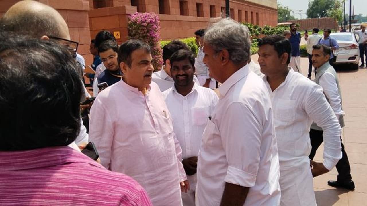 పార్లమెంట్లో కేశినేని నానికి ఎదురుపడ్డ నితిన్ గడ్కరీ.. చంద్రబాబు కడిగిన ముత్యంలా బయటకొస్తారంటూ వ్యాఖ్య పార్లమెంట్లో కేశినేని నానికి ఎదురుపడ్డ నితిన్ గడ్కరీ.. చంద్రబాబు కడిగిన ముత్యంలా బయటకొస్తారంటూ వ్యాఖ్య