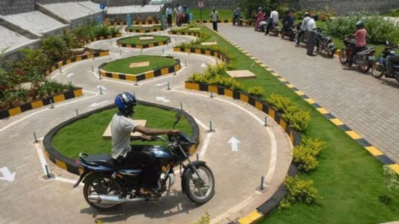 இத்தனை நாள் இது தெரியாமப்போச்சே.. RTO ஆபீஸ் போகாமல்.. ஆன்லைன் மூலமே டிரைவிங் லைசென்ஸ் வாங்கலாமா? முழு விவரம்! இத்தனை நாள் இது தெரியாமப்போச்சே.. RTO ஆபீஸ் போகாமல்.. ஆன்லைன் மூலமே டிரைவிங் லைசென்ஸ் வாங்கலாமா? முழு விவரம்!