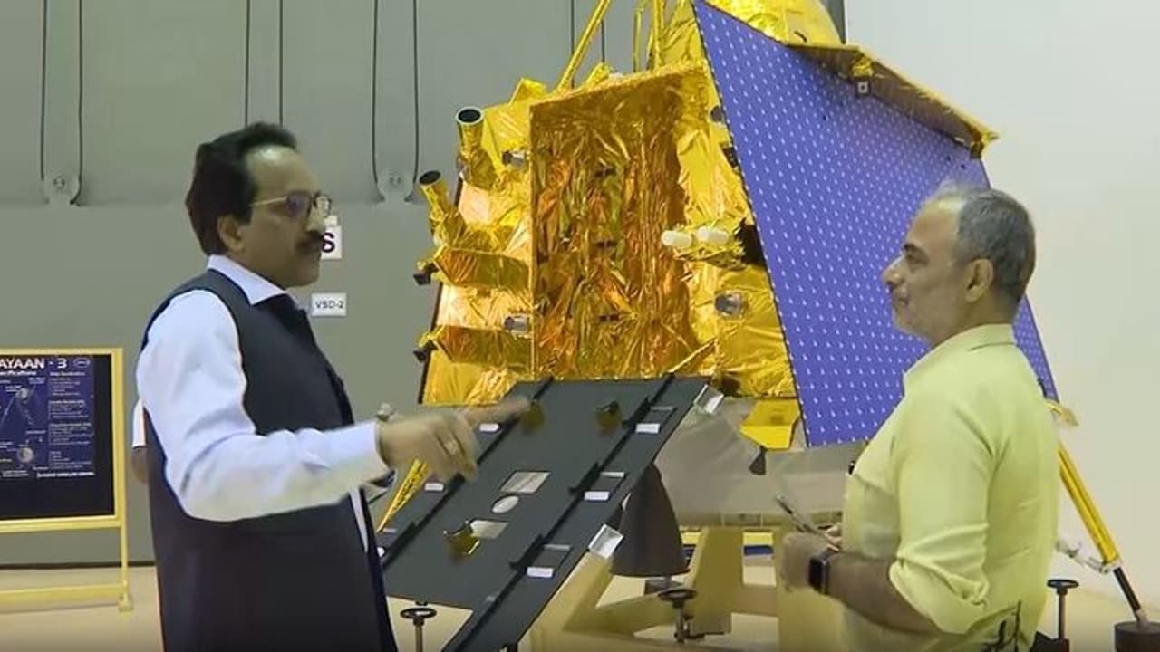 இஸ்ரோ தலைவர் சோம்நாத் உடன் ஏசியாநெட் நியூஸ் சேர்மன் ராஜேஷ் கல்ராவின் சிறப்பு நேர்காணல்!! இஸ்ரோ தலைவர் சோம்நாத் உடன் ஏசியாநெட் நியூஸ் சேர்மன் ராஜேஷ் கல்ராவின் சிறப்பு நேர்காணல்!!