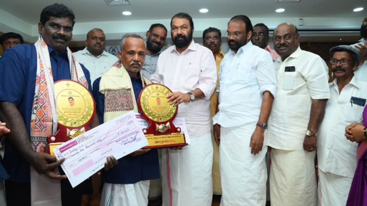 ആലുവ സംഭവം: പ്രതിയെ പുഴയില് നിന്ന് പിടികൂടാന് സഹായിച്ച തൊഴിലാളികളെ ആദരിച്ച് മന്ത്രി ആലുവ സംഭവം: പ്രതിയെ പുഴയില് നിന്ന് പിടികൂടാന് സഹായിച്ച തൊഴിലാളികളെ ആദരിച്ച് മന്ത്രി