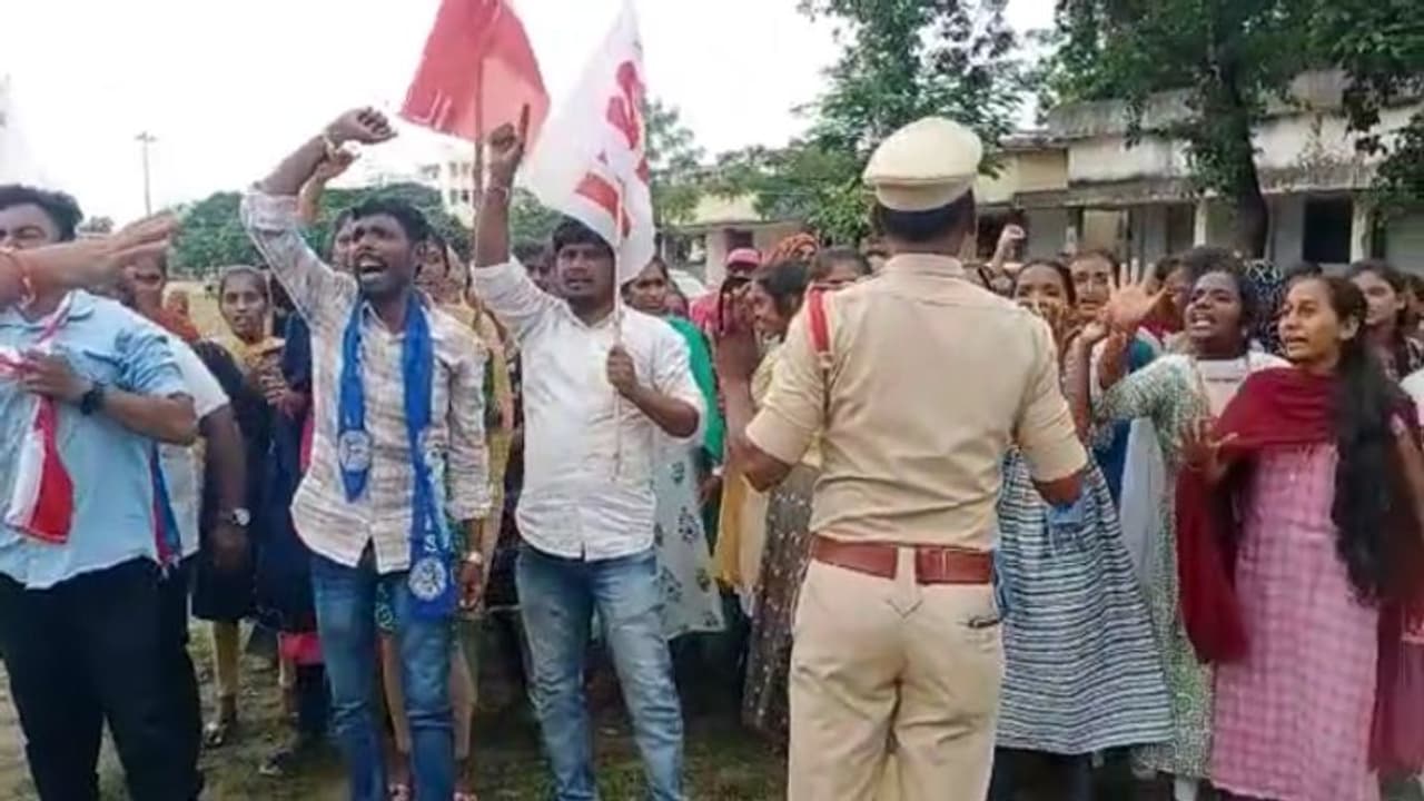 మంత్రి కొప్పుల, ఎమ్మెల్యే మనోహర్ రెడ్డికి నిరసన సెగ .. అడ్డుకున్న విద్యార్ధులు, ఉద్రిక్తత (వీడియో) మంత్రి కొప్పుల, ఎమ్మెల్యే మనోహర్ రెడ్డికి నిరసన సెగ .. అడ్డుకున్న విద్యార్ధులు, ఉద్రిక్తత (వీడియో)