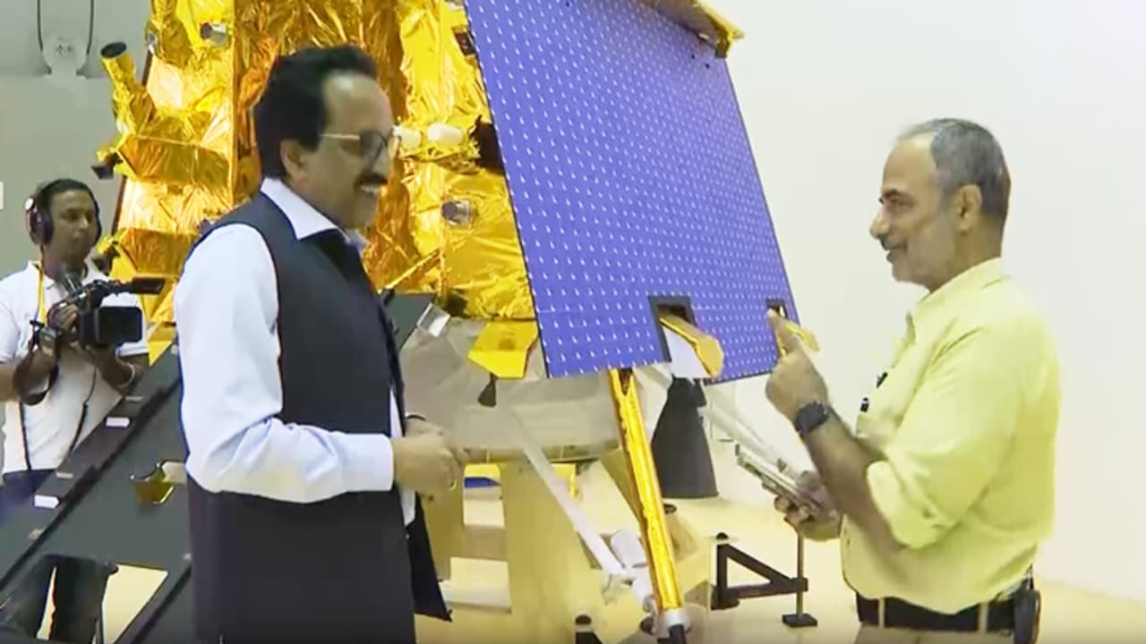 ISRO Chairman EXCLUSIVE: "ఇస్రోలో అత్యుత్తమ ప్రతిభావంతులు పని చేస్తారా?" ఇస్రో చైర్మన్ సమాధానం ఇలా.. ISRO Chairman EXCLUSIVE: "ఇస్రోలో అత్యుత్తమ ప్రతిభావంతులు పని చేస్తారా?" ఇస్రో చైర్మన్ సమాధానం ఇలా..