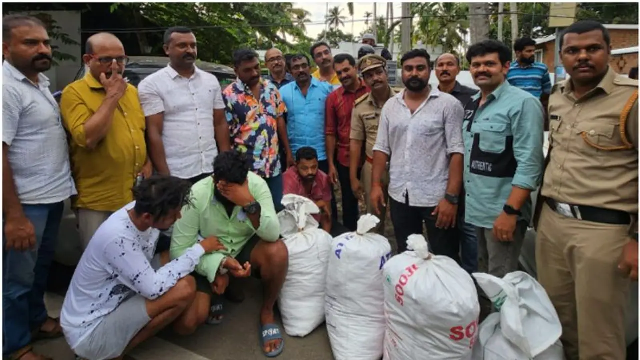 2 ആഡംബര കാറ്, 5 ചാക്കുകളിലായി 60 കിലോയുമായി യുവാക്കളെത്തി, 'മുതല്' വാങ്ങാനെത്തിയവരും സ്ഥലത്ത്; പക്ഷേ പണി പാളി 2 ആഡംബര കാറ്, 5 ചാക്കുകളിലായി 60 കിലോയുമായി യുവാക്കളെത്തി, 'മുതല്' വാങ്ങാനെത്തിയവരും സ്ഥലത്ത്; പക്ഷേ പണി പാളി