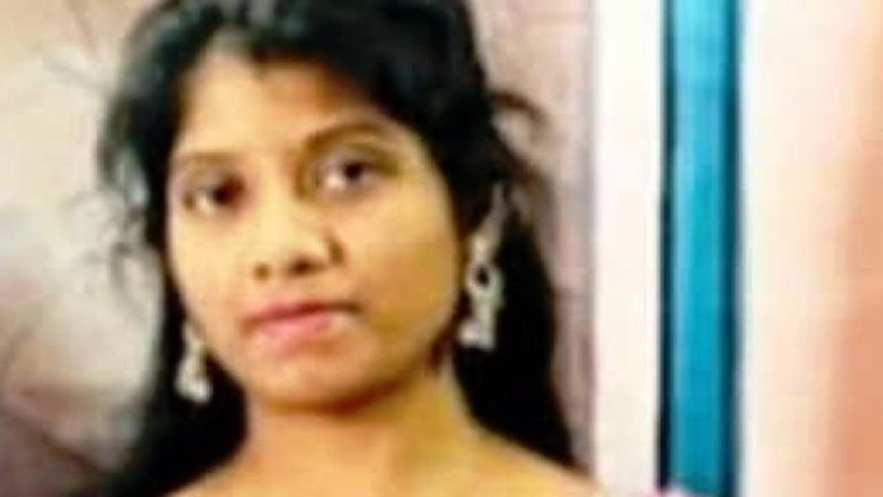 ರಾಯಚೂರು: ವರದಕ್ಷಿಣೆ ಕಿರುಕುಳಕ್ಕೆ ಬೇಸತ್ತು ಮಹಡಿ ಮೇಲಿಂದ ಬಿದ್ದು ಗೃಹಿಣಿ ಸಾವು? ರಾಯಚೂರು: ವರದಕ್ಷಿಣೆ ಕಿರುಕುಳಕ್ಕೆ ಬೇಸತ್ತು ಮಹಡಿ ಮೇಲಿಂದ ಬಿದ್ದು ಗೃಹಿಣಿ ಸಾವು?